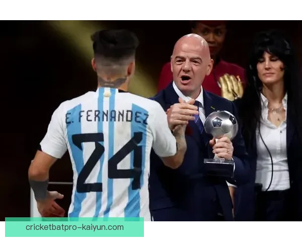 恩佐中场组织力持续提升，引发球迷热议其表现稳健。